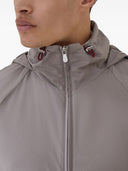 Prenda exterior sin forro de Brunello Cucinelli en tejido técnico ligero con capucha