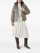 Camiseta de cuello alto Brunello Cucinelli en crêpe de China de seda con pulseras preciosas